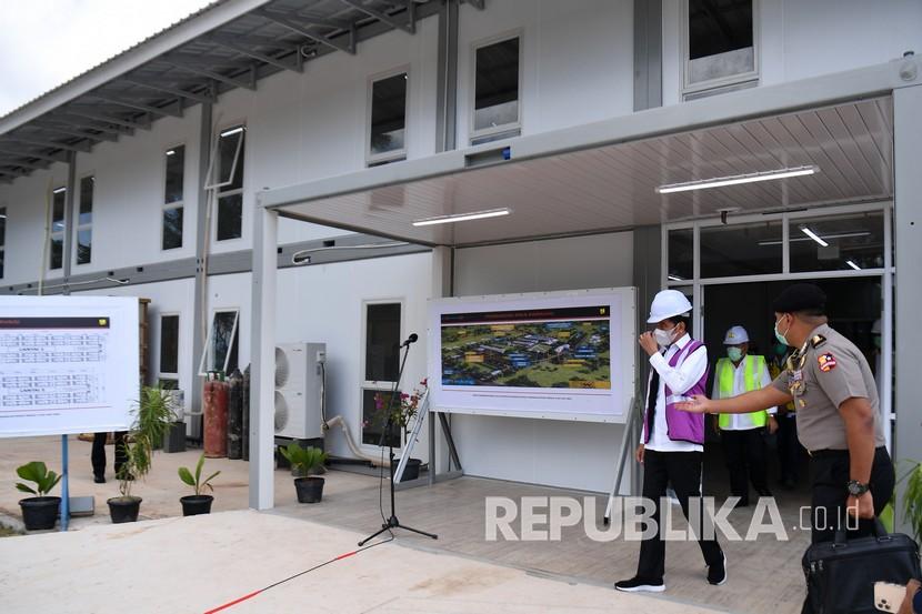 Presiden Joko Widodo (ketiga kanan) didampingi Menteri PUPR Basuki Hadimuljono (kedua kanan) meninjau Rumah Sakit Darurat Penanganan Covid-19 di Pulau Galang, Batam, Kepulauan Riau, Rabu (1/4/2020).