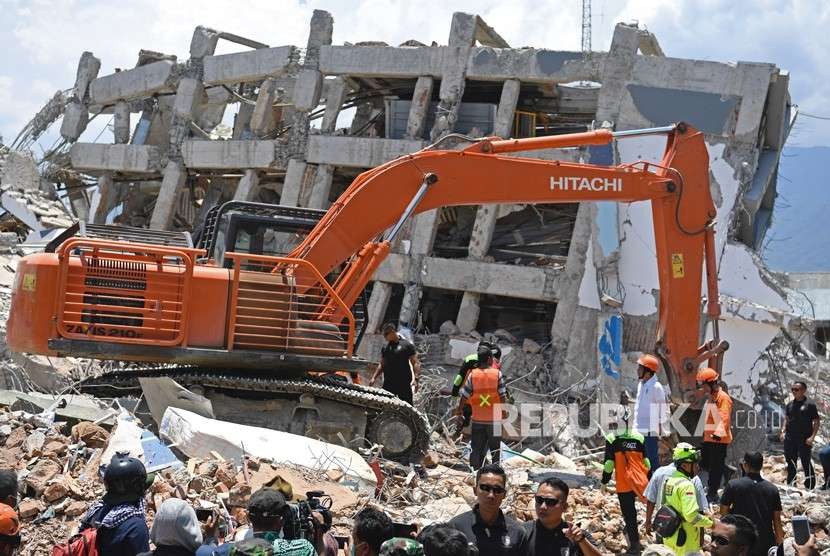 Presiden Joko Widodo (ketiga kanan) didampingi sejumlah menteri Kabinet Kerja mengawasi proses evakuasi korban gempa di reruntuhan Hotel Roaroa di Palu, Sulawesi Tengah, Rabu (3/10).