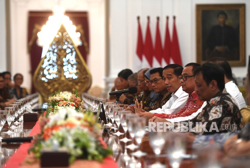 Presiden Joko Widodo (ketiga kanan) memberikan sambutan saat menerima kunjungan sejumlah tokoh dan budayawan di Istana Merdeka, Jakarta, Kamis (26/9/2019).