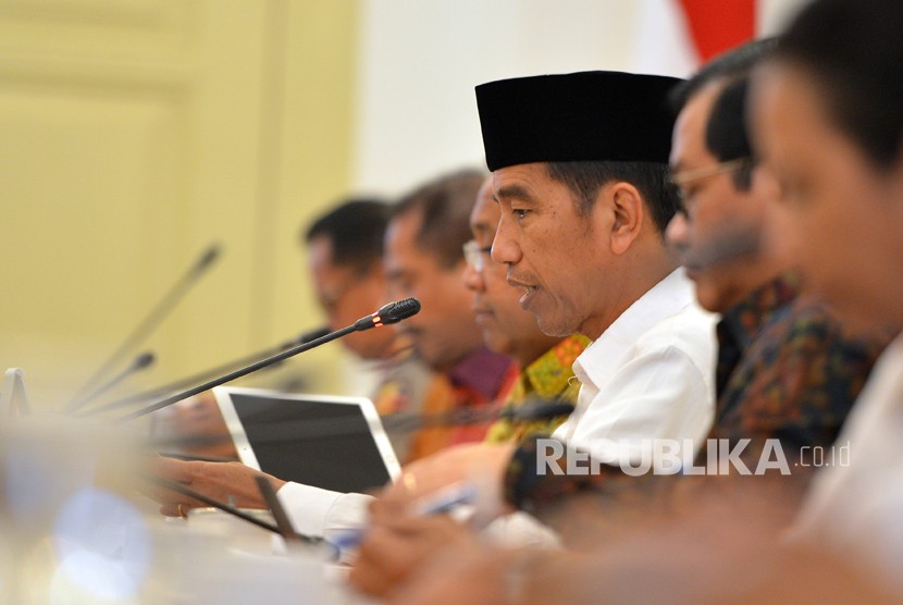 Presiden Joko Widodo (ketiga kanan) memimpin rapat kerja persiapan Asian Games XVIII di Istana Bogor, Jawa Barat, Rabu (18/4). 
