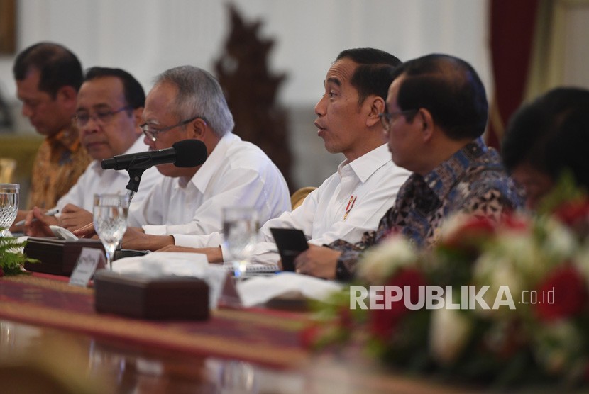 Presiden Joko Widodo (ketiga kanan) memimpin rapat pencegahan dan penanganan dampak banjir di Istana Merdeka, Jakarta, Rabu (8/1/2020).