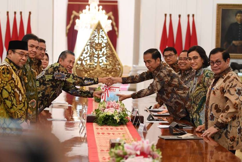 Presiden Joko Widodo (ketiga kanan) menerima ikhtisar hasil pemeriksaan semester I tahun 2018 dari Ketua BPK Moermahadi Soerja Djanegara disaksikan Sekretaris Kabinet Pramono Anung (kanan), Menteri Keuangan Sri Mulyani (kedua kanan), Mensesneg Pratikno (ketiga kanan), Kepala Staf Presiden Moeldoko (keempat kanan) serta pimpinan BPK di Istana Merdeka Jakarta, Kamis (4/10).