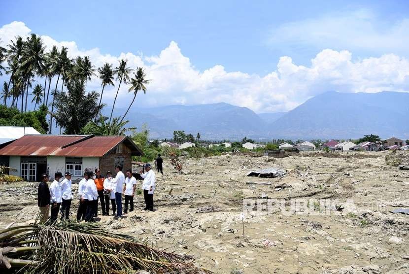 Presiden Joko Widodo (ketiga kanan) mengunjungi lokasi yang rusak akibat gempa di kawasan Petobo, Palu, Sulawesi Tengah, Rabu (3/10). 
