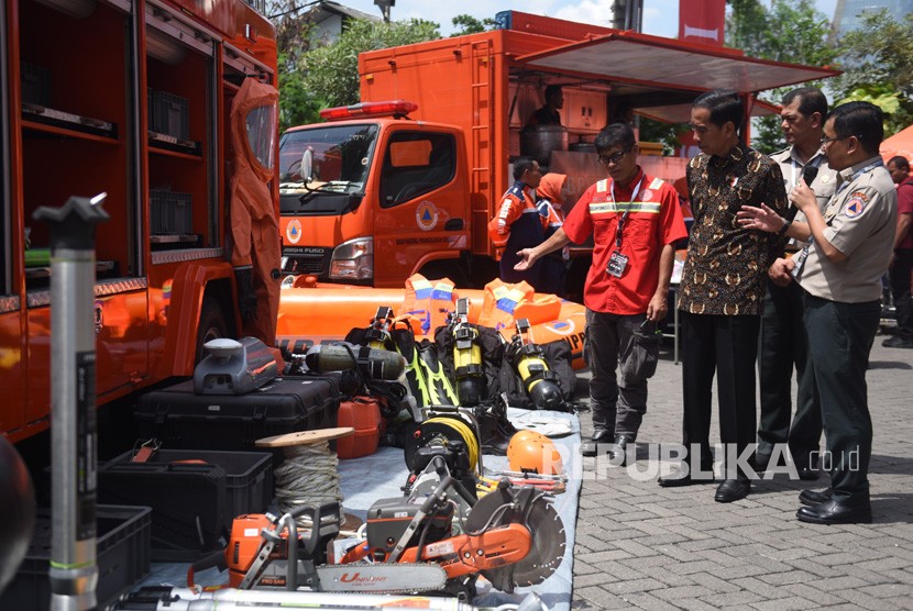 President Joko Widodo (third right) observes disaster handling equipments after inaugurating National Disaster Mitigation Agency (BNPB) national meeting in Surabaya, East Java, Saturday (Feb 2). 