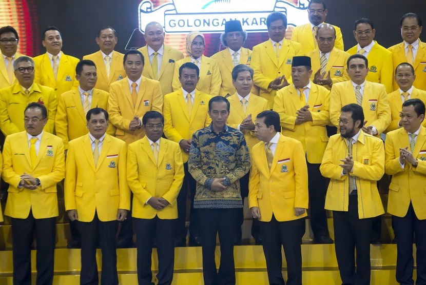 Presiden Joko Widodo (tengah bawah) bersama Ketua Umum Partai Golkar Setya Novanto 