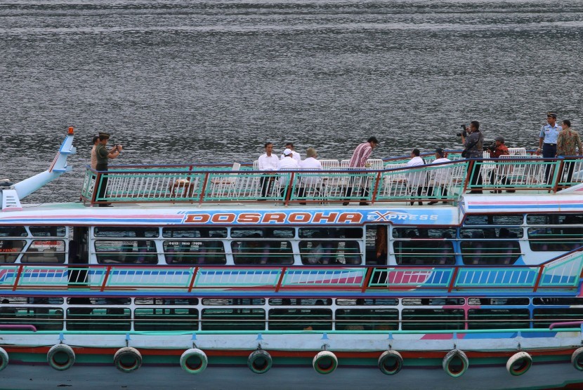 Presiden Joko Widodo (ketiga kiri) berada di atas kapal yang akan menyeberang dari Parapat ke Pulau Samosir Danau Toba, di Simalungun, Sumatera Utara (ilustrasi)