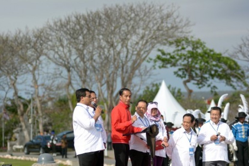 Presiden Joko Widodo (ketiga kiri) berbicang bersama sejumlah rektor saat aksi kebangsaan perguruan tinggi melawan radikalisme di Pulau Peninsula Nusa Dua, Bali, Salasa (26/9).