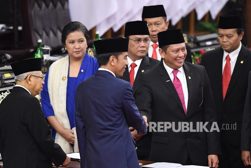 Presiden Joko Widodo (ketiga kiri) berjabat tangan dengan Ketua MPR Bambang Soesatyo (kedua kanan) disaksikan Wapres Ma'ruf Amin (kiri) dan pimpinan MPR saat acara pelantikan presiden dan wapres periode 2019-2024 di Gedung Nusantara, kompleks Parlemen, Senayan, Jakarta, Ahad (20/10/2019).