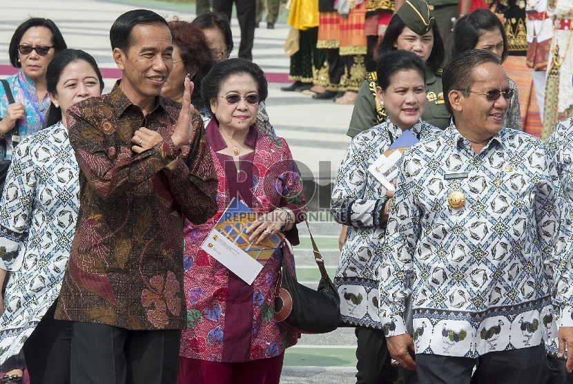 Presiden Joko Widodo (ketiga kiri) berjalan menuju panggung kehormatan puncak acara Sail Tomini 2015 di Pantai Kayu Bura, Kabupaten Parigi Moutong, Sulawesi Tengah, Sabtu (19/9).ANTARA FOTO/Widodo S. Jusuf