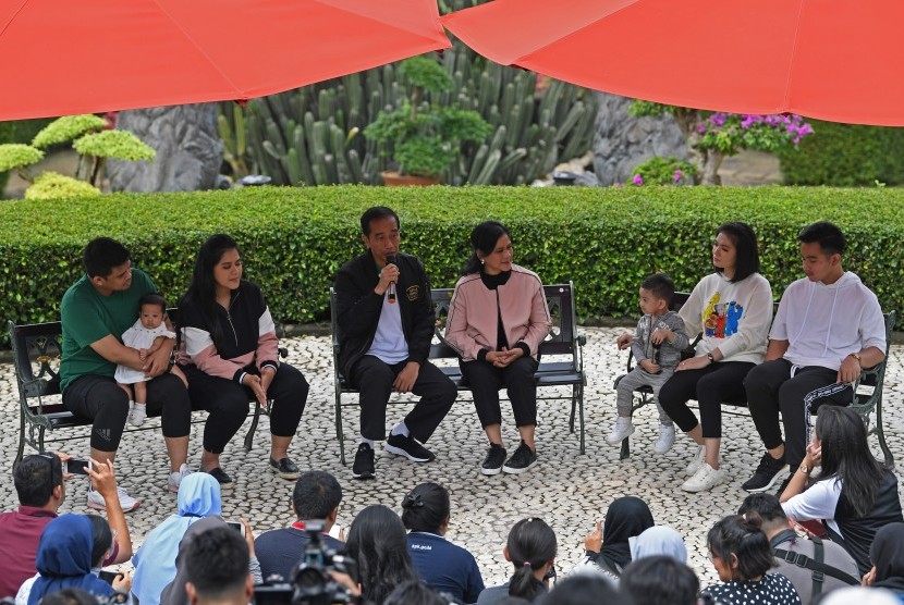 Presiden Joko Widodo (ketiga kiri) bersama Ibu Negara Iriana Joko Widodo (tengah), putra Gibran Rakabuming Raka (kanan) dan istri Selvi Ananda (kedua kanan) dan cucu Jan Ethes (ketiga kanan), putri Kahiyang Ayu (kedua kanan) bersama suami Bobby Nasution (ketiga kanan) dan cucu Sedah Mirah berbincang dengan wartawan di Grand Garden Cafe Kebun Raya Bogor, Jawa Barat, Sabtu (8/12). 