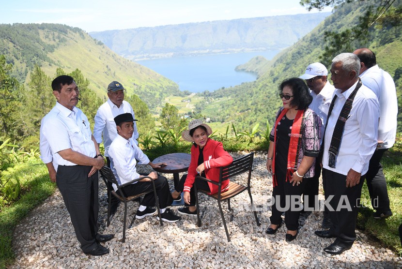 Presiden Joko Widodo (ketiga kiri) bersama Ibu Negara Iriana Joko Widodo (kelima kanan) didampingi sejumlah menteeri kabinet kerja dan pejabat terkait mengunjungi The Kaldera Toba Nomadic Escape, Toba Samosir, Sumut, Selasa (30/7/2019). 