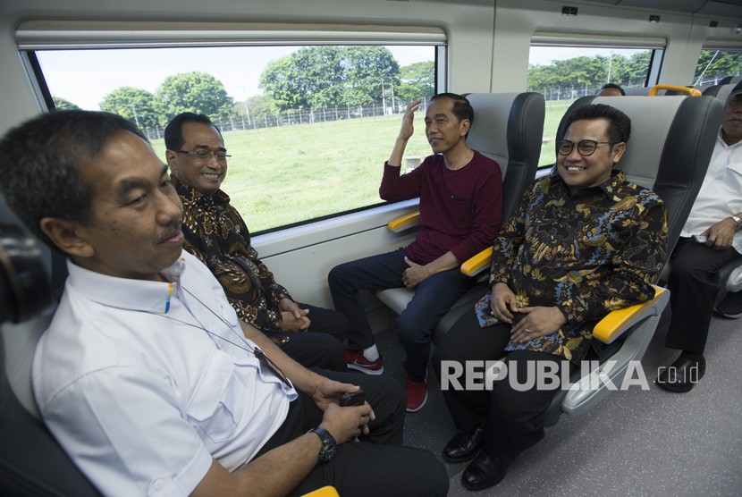 Presiden Joko Widodo (ketiga kiri) bersama jajaran menteri antara lain Menteri Perhubungan Budi Karya (kedua kiri), Direktur Utama PT Angkasa Pura II Muhammad Awaluddin (kiri) serta tamu undangan Muhaimin Iskandar (keempat kiri) mencoba kereta api bandara dari Bandara Soekarno Hatta menuju Stasiun Sudirman Baru, Tangerang, Banten (2/1). 
