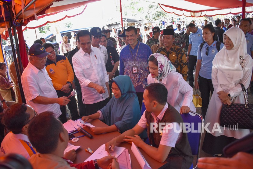 President Joko Widodo (third left) and PUPR Minister Basuki Hadimuljono (left) visit residents affected by earthquake, in Pedamekan, Belanting Village, Sambelia, East Lombok, West Nusa Tenggara, Thursday (Oct 18).