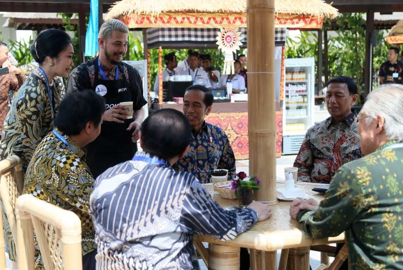 Presiden Joko Widodo (ketiga kiri) bersama sejumlah menteri Kabinet Kerja duduk bersantai sambil menikmati kopi di sela-sela Pertemuan Tahunan IMF - World Bank Group 2018 di Bali Nusa Dua Convention Center, Nusa Dua, Bali, Jumat (12/10).