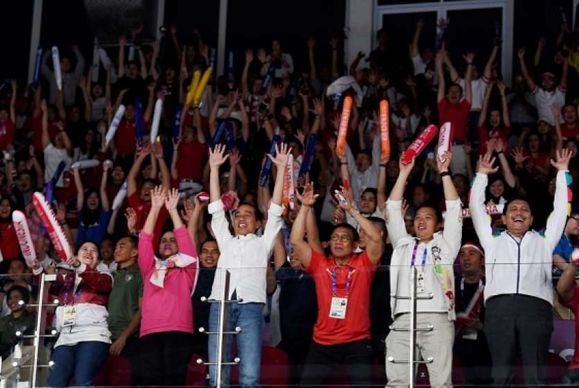 Presiden Joko Widodo (ketiga kiri) bersama sejumlah menteri menyaksikan pertandingan Asian Games 2018. (ilustrasi)