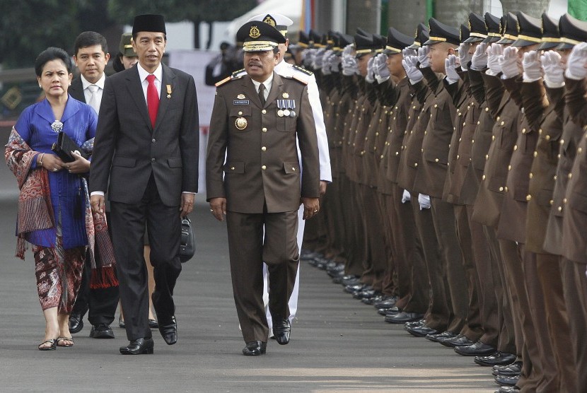 Presiden Joko Widodo (ketiga kiri) dan Ibu Negara Ny. Iriana Joko Widodo (kiri) didampingi Jaksa Agung M. Prasetyo (keempat kiri) dan Menteri PAN dan Reformasi Birokrasi Yuddy Chrisnandi (kedua kiri) berjalan menuju lapangan upacara Peringatan Hari Bhakti 