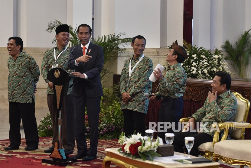 Presiden Joko Widodo (ketiga kiri) didampingi Ketua Himpunan Kerukunan Tani Indonesia (HKTI) Moeldoko (kanan) berbincang dengan petani / Ilustrasi 