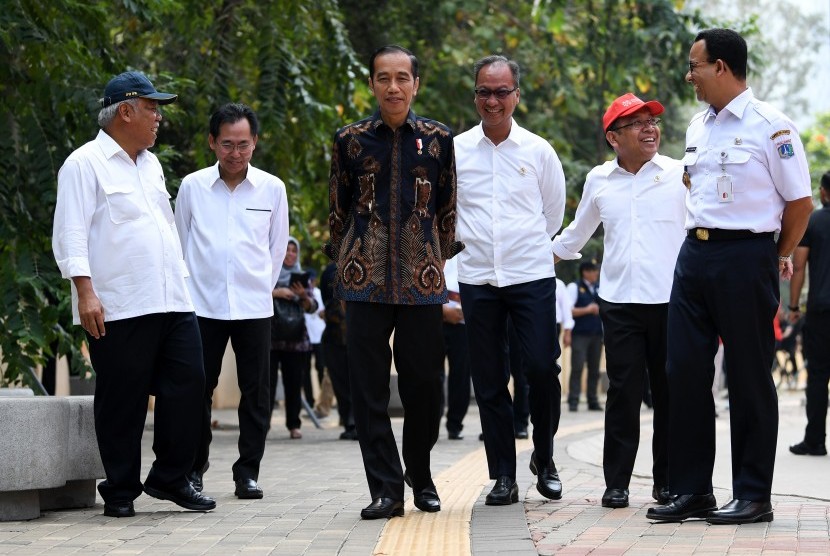 Presiden Joko Widodo (ketiga kiri) didampingi (kiri ke kanan) Menteri PUPR Basuki Hadimuljono, Dirut GBK Winarto, Menteri Sosial Agus Gumiwang, Mensesneg Pratikno, dan Gubernur DKI Jakarta Anies Baswedan meninjau fasilitas umum untuk masyarakat berkebutuhan khusus di Kompleks Gelora Bung Karno, Senayan, Jakarta, Selasa (16/10/2018). 