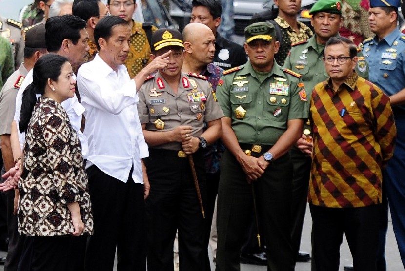  Presiden Joko Widodo didampingi sejumlah menteri, Kapolri dan Panglima TNI meninjau lokasi aksi teror di Gedung Sarinah, Jakarta, Kamis (14/1). (Antara/Wahyu Putro A)