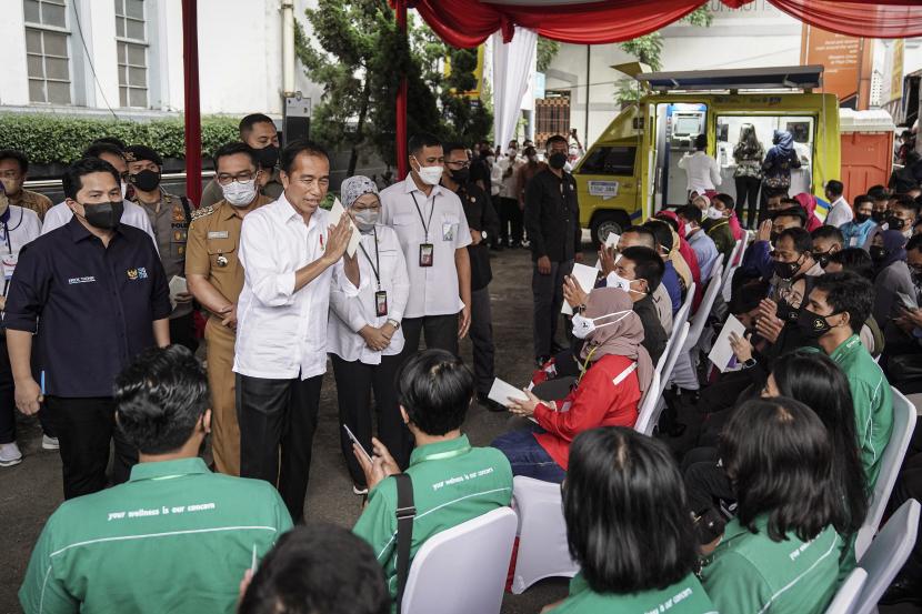 Presiden Joko Widodo (ketiga kiri) didampingi Menteri BUMN Erick Thohir (kiri), Menteri Ketenagakerjaan Ida Fauziyah (keempat kiri) dan Gubernur Jawa Barat Ridwan Kamil (kedua kiri) menyapa masyarakat saat menyerahkan Bantuan Sosial (Bansos) di Kantor Pos Cabang Utama Bandung, Jawa Barat, Kamis (13/10/2022). Dalam kegiatan tersebut Presiden juga membenarkan bahwa, rencana reshuffle kabinetnya selalu ada, namun belum diputuskan kapan. (ilustrasi)