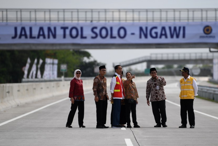 Presiden Joko Widodo (ketiga kiri) didampingi Menteri BUMN Rini Soemarno (ketiga kanan), Wakil Gubernur Jawa Tengah Taj Yasin Maimoen (kedua kanan), Dirut Jasa Marga Desi Arryani (kiri), Dirjen Bina Marga Sugiyartanto (kanan) dan Bupati Ngawi Budi Sulistyono (kedua kiri) meninjau Tol Solo-Ngawi segmen Sragen-Ngawi seusai peresmian di Rest Area KM 538, Sragen, Jawa Tengah, Rabu (28/11/2018).