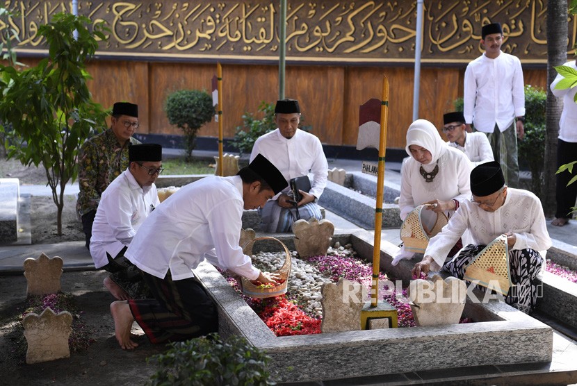 Presiden Joko Widodo (ketiga kiri) didampingi Pengasuh Pondok Pesantren Tebuireng Salahuddin Wahid (kanan) berziarah di makam KH Wahid Hasyim di Pondok Pesantren Tebuireng, Jombang, Jawa Timur, Selasa (18/12/2018).