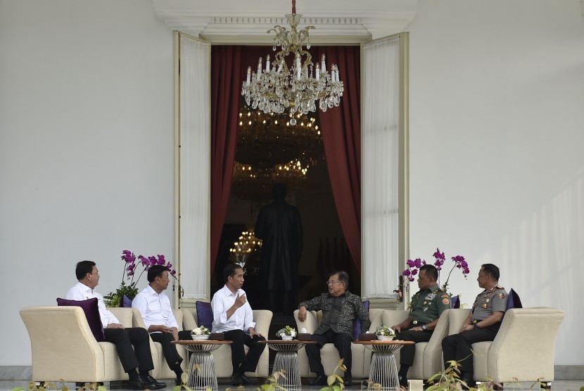Presiden Joko Widodo (ketiga kiri) didampingi Wakil Presiden Jusuf Kalla (ketiga kanan), berbincang bersama Menkopolhukam Wiranto (kedua kiri), Kepala Badan Intelijen Negara Jenderal Pol Budi Gunawan (kiri), Panglima TNI Jenderal TNI Gatot Nurmantyo (kedua kanan) dan Kapolri Jenderal Pol Tito Karnavian (kanan), di beranda Istana Merdeka, Jakarta, Senin (17/4).