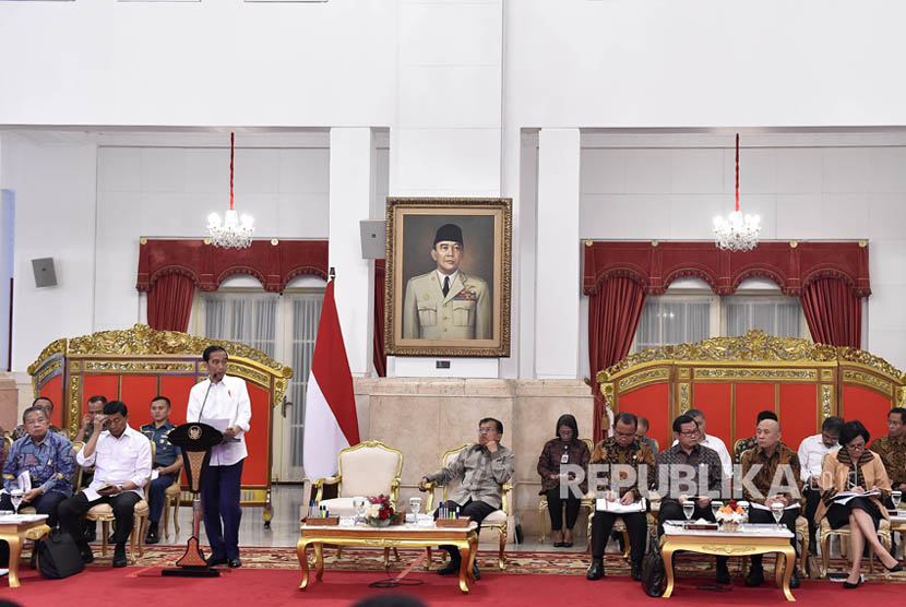 Presiden Joko Widodo (ketiga kiri) didampingi Wakil Presiden Jusuf Kalla (tengah) memimpin Sidang Kabinet Paripurna tentang RAPBN 2018 di Istana Negara, Jakarta, Senin (24/7). 