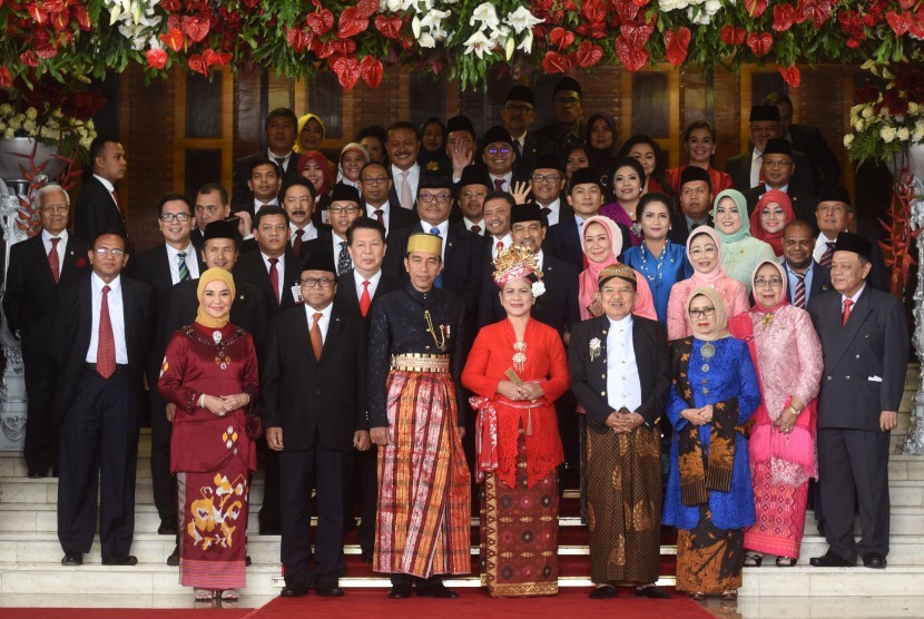 Presiden Joko Widodo (ketiga kiri) didampingi Wakil Presiden Jusuf Kalla (kedua kanan), Ibu Iriana Jokowi (ketiga kanan), Ibu Mufidah Jusuf Kalla (kanan) berfoto bersama Ketua DPD Oesman Sapta Odang (kedua kiri) beserta anggota DPD usai menghadiri Sidang Bersama DPR dan DPD Tahun 2017 di Kompleks Parlemen, Senayan, Jakarta, Rabu (16/8).