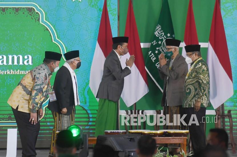 Presiden Joko Widodo (ketiga kiri) didampingi Wakil Presiden Ma