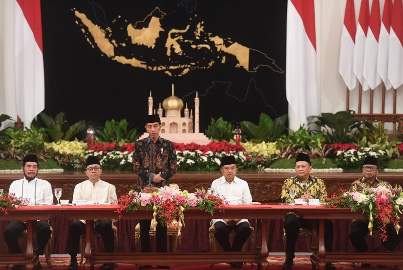 Presiden Joko Widodo (ketiga kiri) memberikan sambutan sebelum acara buka puasa bersama dengan pimpinan lembaga tinggi negara di Istana Negara, Jakarta, Senin (6/5/2019).