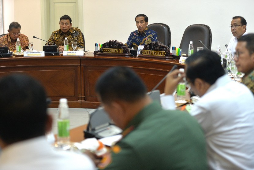 Presiden Joko Widodo (ketiga kiri) memimpin rapat kabinet terbatas di Kantor Kepresidenan, Jakarta, Kamis (29/12).