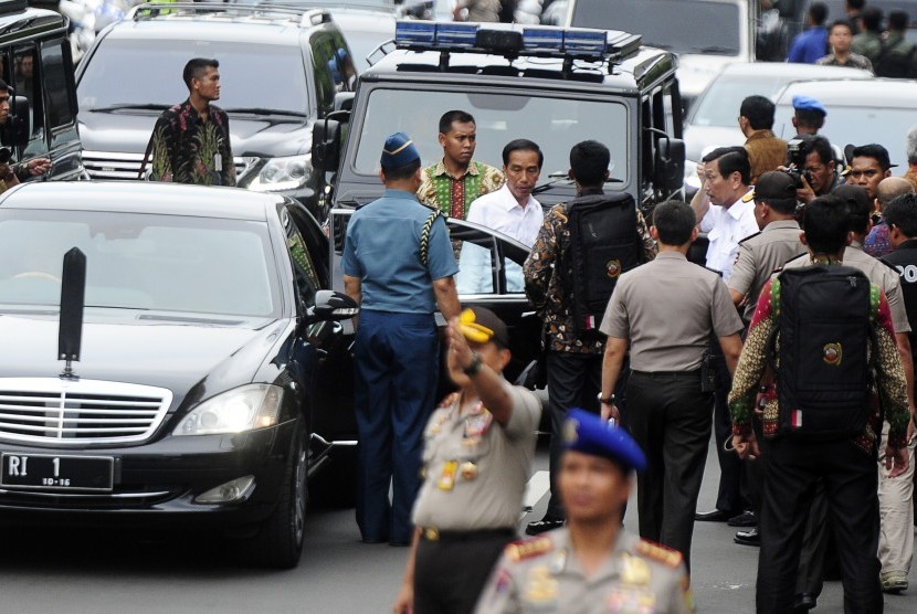 Presiden Joko Widodo (ketiga kiri) meninjau lokasi aksi teror di Gedung Sarinah, Jakarta, Kamis (14/1).  (Antara/Wahyu Putro A)