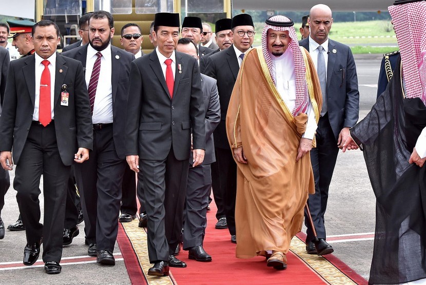 Presiden Joko Widodo (ketiga kiri) menyambut Raja Arab Saudi Salman bin Abdulaziz Al-Saud (ketiga kanan) saat tiba di Bandara Halim Perdanakusuma, Jakarta, Rabu (1/3). 