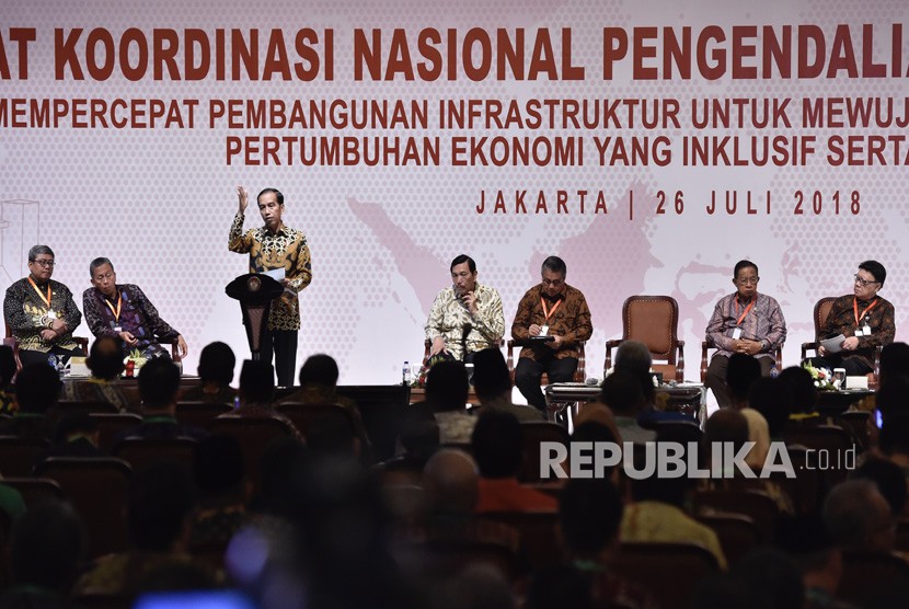 Presiden Joko Widodo (ketiga kiri) menyampaikan arahan pada Rapat Koordinasi Nasional Pengendalian Inflasi Tahun 2018 di Jakarta, Kamis (26/7).