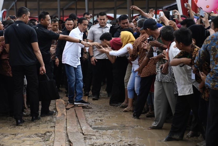 Presiden Joko Widodo (ketiga kiri) menyapa warga seusai menghadiri Temu Petani Lampung di Desa Palayangan, Pringsewu, Lampung, Sabtu (24/11/2018).