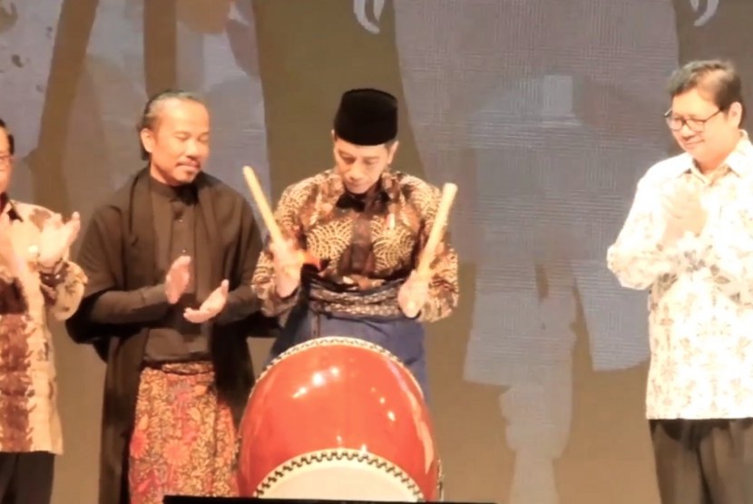 Presiden Joko Widodo (ketiga kiri) saat membuka pagelaran Muslim Fashion Festival (Mufest) Indonesia Tahun 2018.