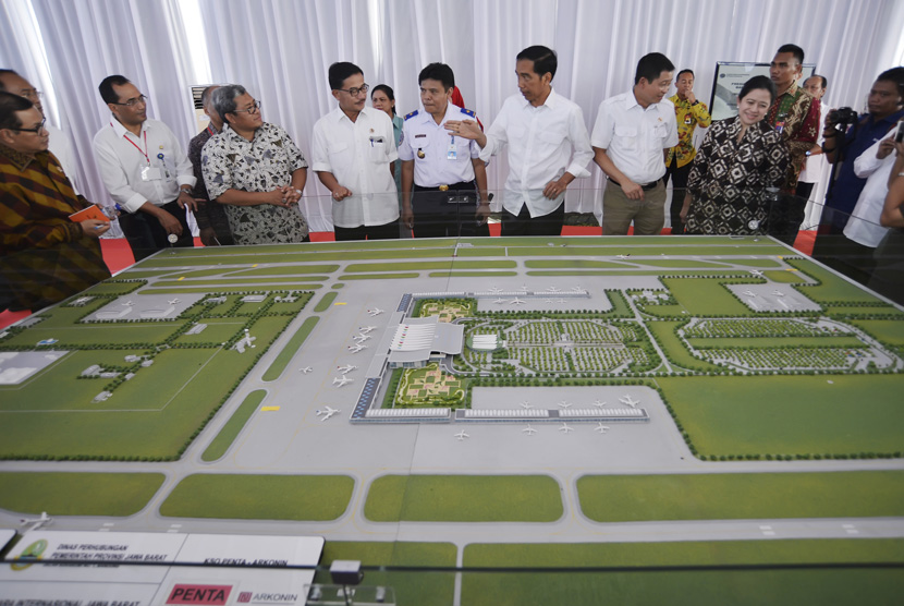 Presiden Joko Widodo meninjau pembangunan Bandara Kertajati di Majalengka, Jawa Barat pada 14 Januari 2016.  (Antara/Yudhi Mahatma)
