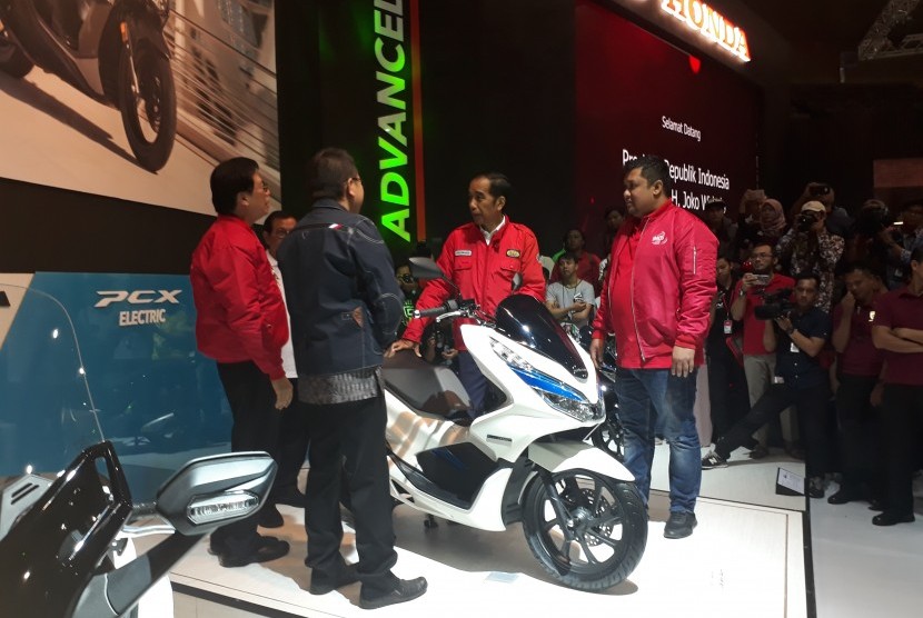Presiden Joko Widodo ketika mengunjungi stan AHM dan menanyakan konsep sepeda motor listrik yang diproduksi PT AHM 