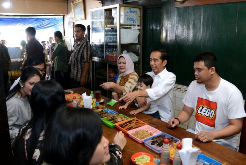 Presiden Joko Widodo ketika menikmati soto di Kedai Soto Gading, Pasar Kliwon, Solo, Jumat (30/3) pagi.