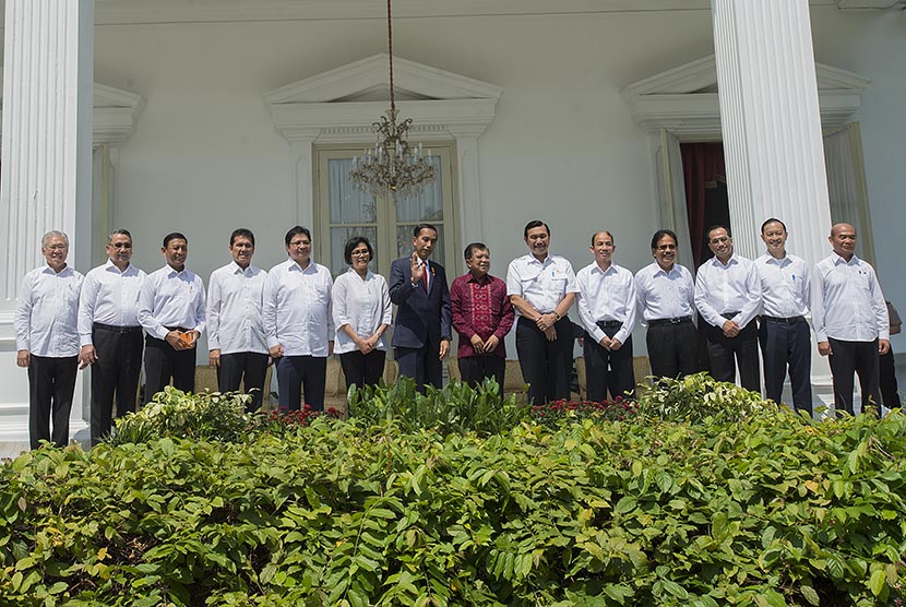 Presiden Joko Widodo (ketujuh kiri) dan Wapres Jusuf Kalla (ketujuh kanan) berfoto bersama dengan keduabelas menteri Kabinet Kerja hasil perombakan jilid II usai diumumkan di Istana Merdeka, Jakarta, Rabu (27/7). 