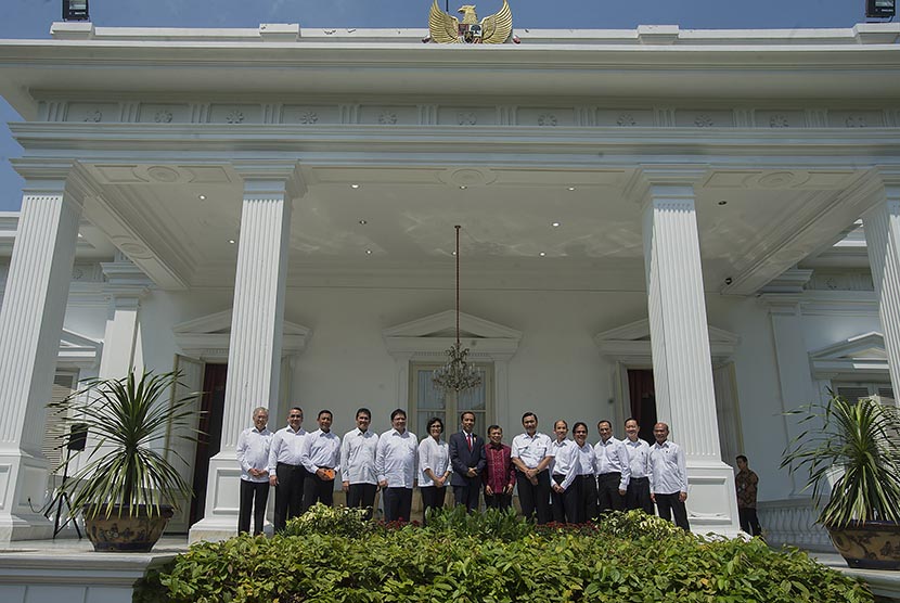 Presiden Joko Widodo (ketujuh kiri) dan Wapres Jusuf Kalla (ketujuh kanan) berfoto bersama dengan keduabelas menteri Kabinet Kerja hasil perombakan jilid II usai diumumkan di Istana Merdeka, Jakarta, Rabu (27/7).