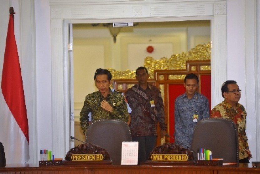 Presiden Joko Widodo (kiri).