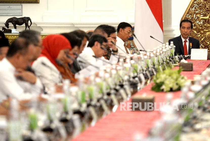 Presiden Joko Widodo (kiri atas) dan Wapres Jusuf Kalla memimpin sidang kabinet paripurna pasca perombakan Kabinet Kerja Jilid II di Istana Merdeka, Jakarta, Rabu (27/7). (Republika/Wihdan)