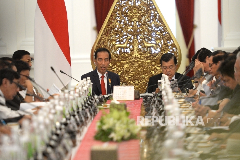 Presiden Joko Widodo (kiri atas) dan Wapres Jusuf Kalla memimpin sidang kabinet paripurna pasca perombakan Kabinet Kerja Jilid II di Istana Merdeka, Jakarta, Rabu (27/7).  (Republika/Wihdan)