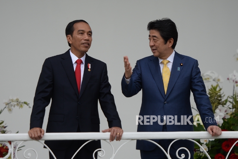  Presiden Joko Widodo (kiri) berbincang bersama Perdana Menteri Jepang Shinzo Abe di Beranda Istana Bogor, Jawa Barat, Ahad (15/1). 