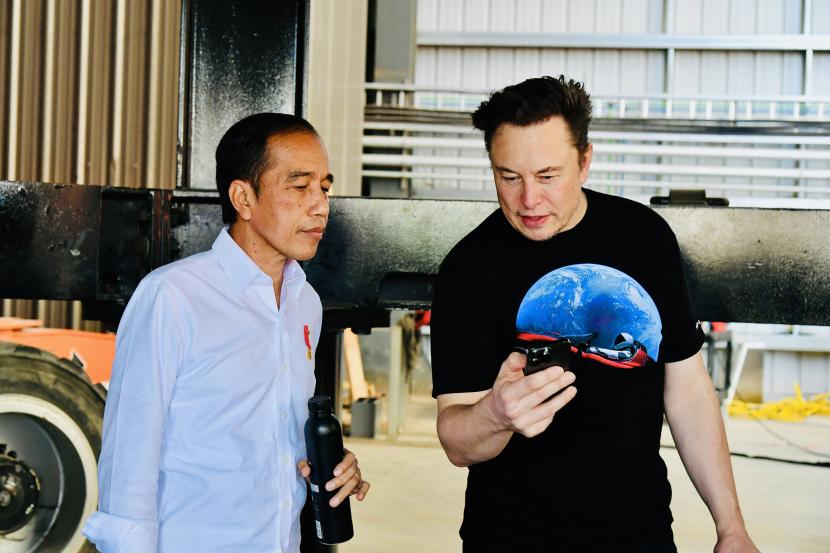 Presiden Joko Widodo (kiri) berbincang dengan founder SpaceX Elon Musk saat kunjungan di pabrik produksi roket SpaceX di Boca Chica, AS, Sabtu (14/5/2022).