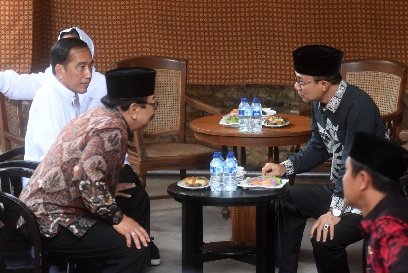Presiden Joko Widodo (kiri) berbincang dengan Gubernur Jawa Timur Soekarwo (tengah) dan Bupati Ngawi Budi Sulistyono (kanan) saat mengunjungi Benteng Van Den Bosch di Ngawi, Jawa Timur, Jumat (1/2/2019).
