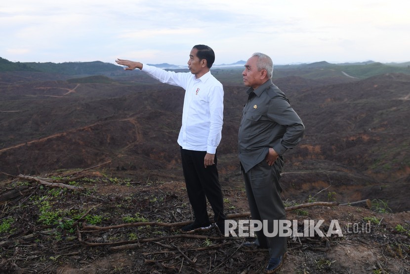 Gubernur Kalimantan Timur Isran Noor (kanan) saat meninjau lokasi rencana ibu kota baru bersama Presiden Joko WIdodo (ilustrasi) 