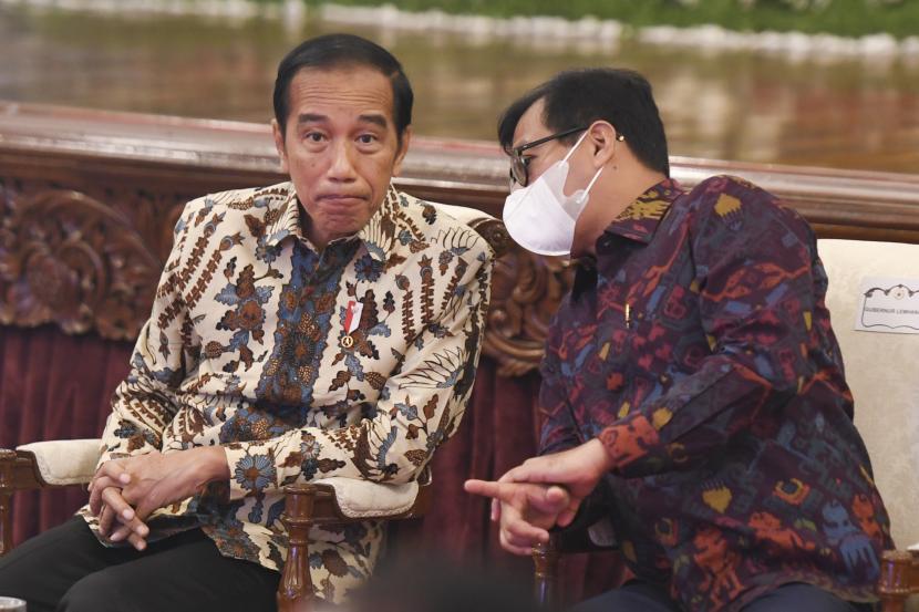 Presiden Joko Widodo (kiri) berbincang dengan Gubernur Lembaga Ketahanan Nasional (Lemhannas) Andi Widjajanto saat bersiap memberikan pengarahan kepada peserta Program Pendidikan Reguler Angkatan (PPRA) 63 dan 64 Lemhanas Tahun 2022 di Istana Negara, Jakarta, Rabu (12/10/2022). 